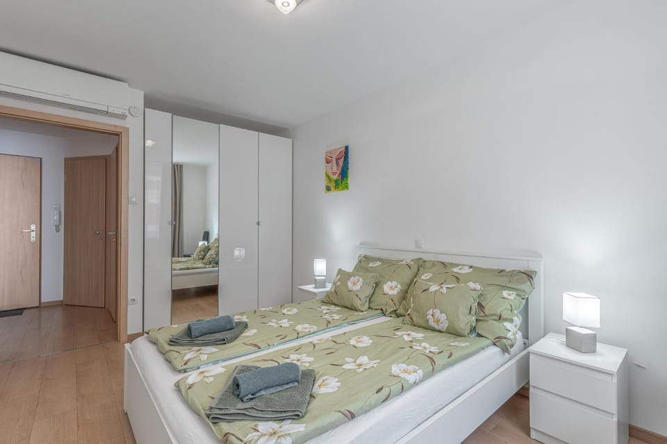 Bed, Day, Photo of the whole room, heating, towels, wardrobe, air conditioner