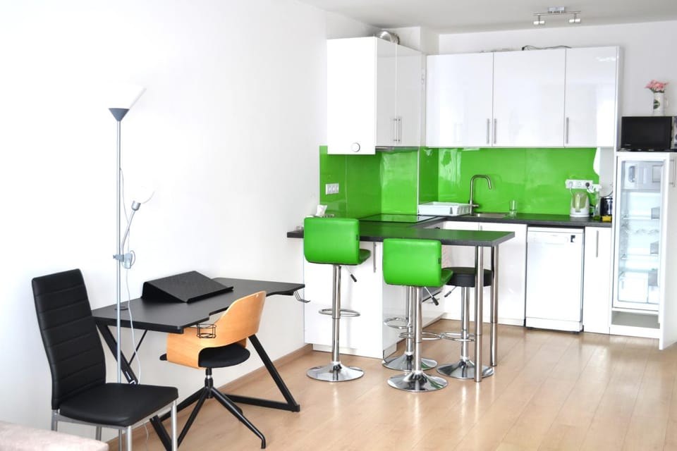 Kitchen or kitchenette, Living room, Seating area, Dining area, minibar, stove