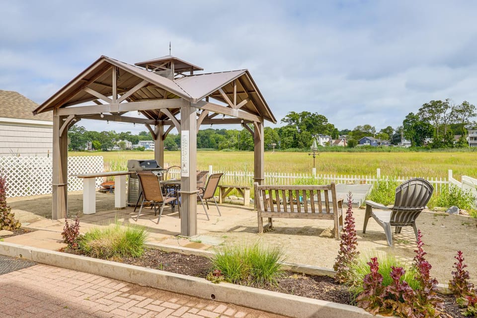 Bright Milford Beach House w/ Outdoor Shower House in Milford