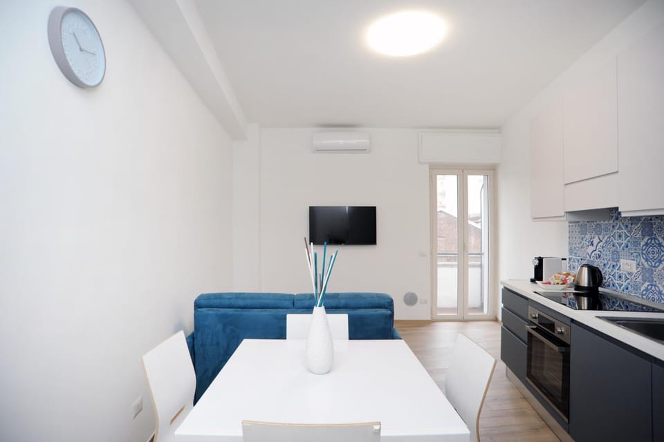 Bed, TV and multimedia, Kitchen or kitchenette, Living room, Photo of the whole room, Seating area, Dining area, Bedroom, air conditioner