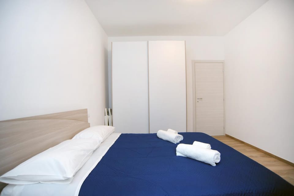 Bed, Photo of the whole room, Bedroom, towels, wardrobe