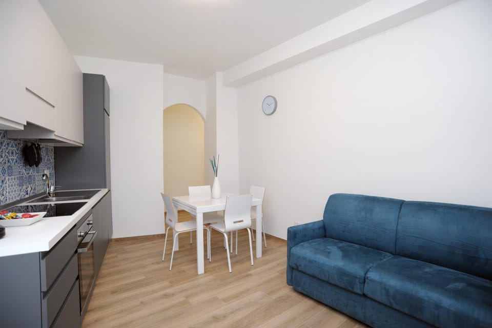 Kitchen or kitchenette, Living room, Seating area, Dining area, pet friendly, stove