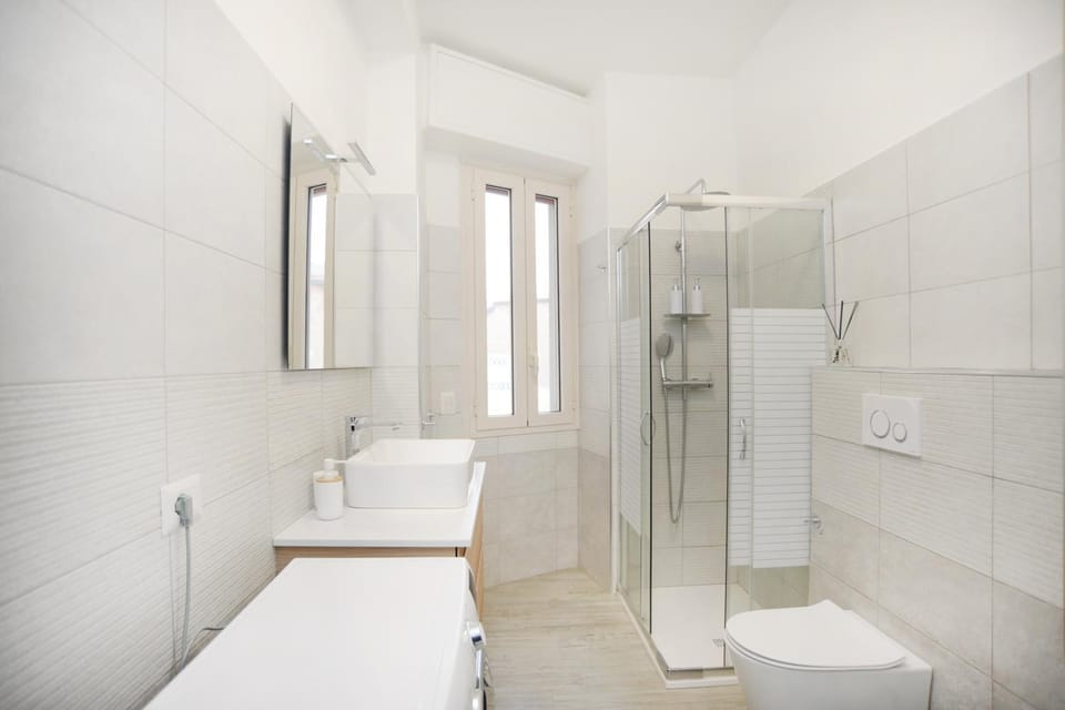 Shower, Toilet, Bathroom, bidet, towels