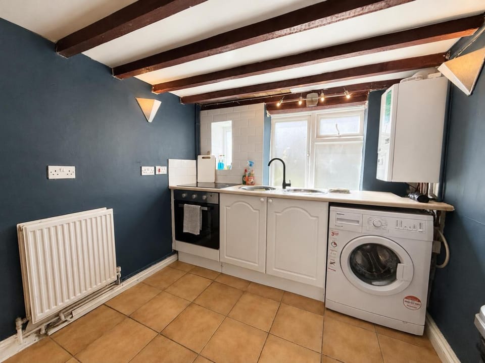 Rustic 18th century stone cottage with fireplace and parking House in Wealden District
