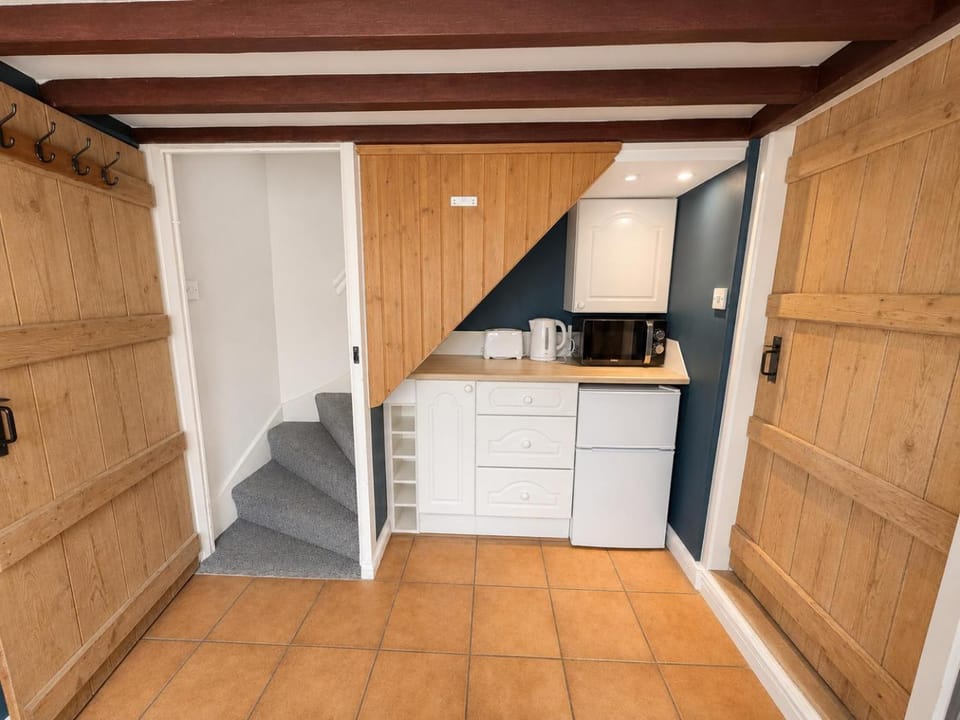 Rustic 18th century stone cottage with fireplace and parking House in Wealden District