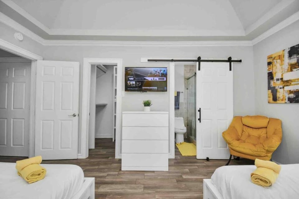 Central Yellow Gem: Cozy Views & Proximity Apartment in Houston