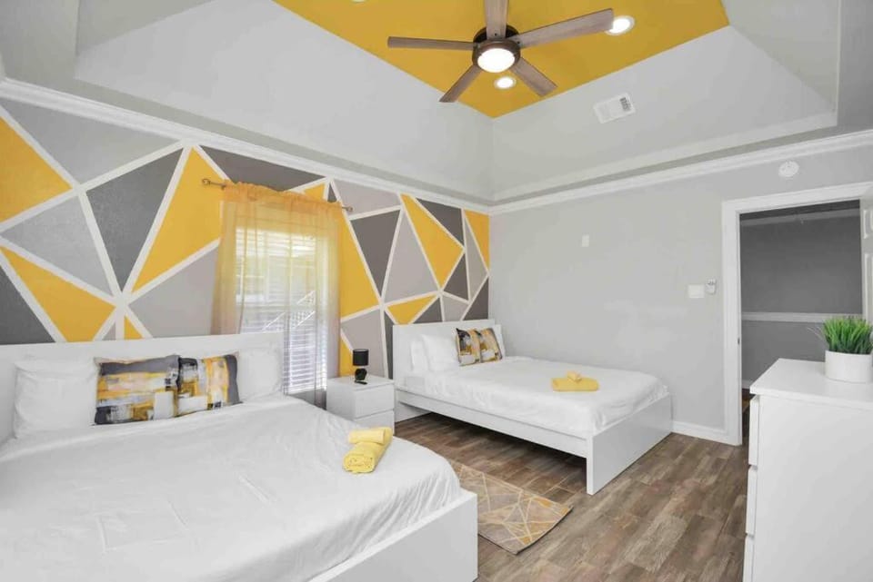 Central Yellow Gem: Cozy Views & Proximity Apartment in Houston