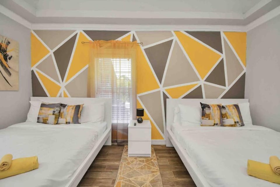 Central Yellow Gem: Cozy Views & Proximity Apartment in Houston