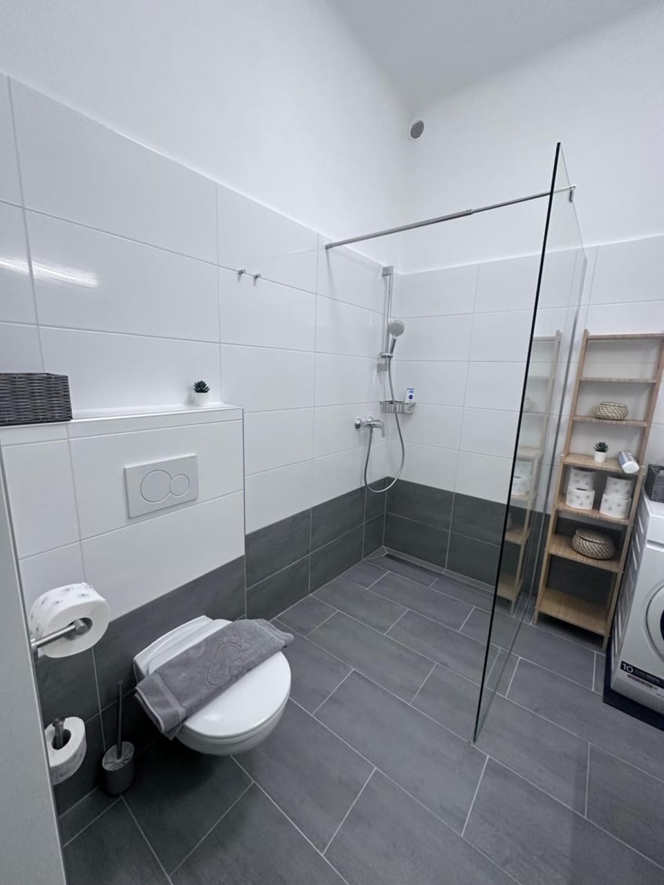 Shower, Toilet, Bathroom, towels