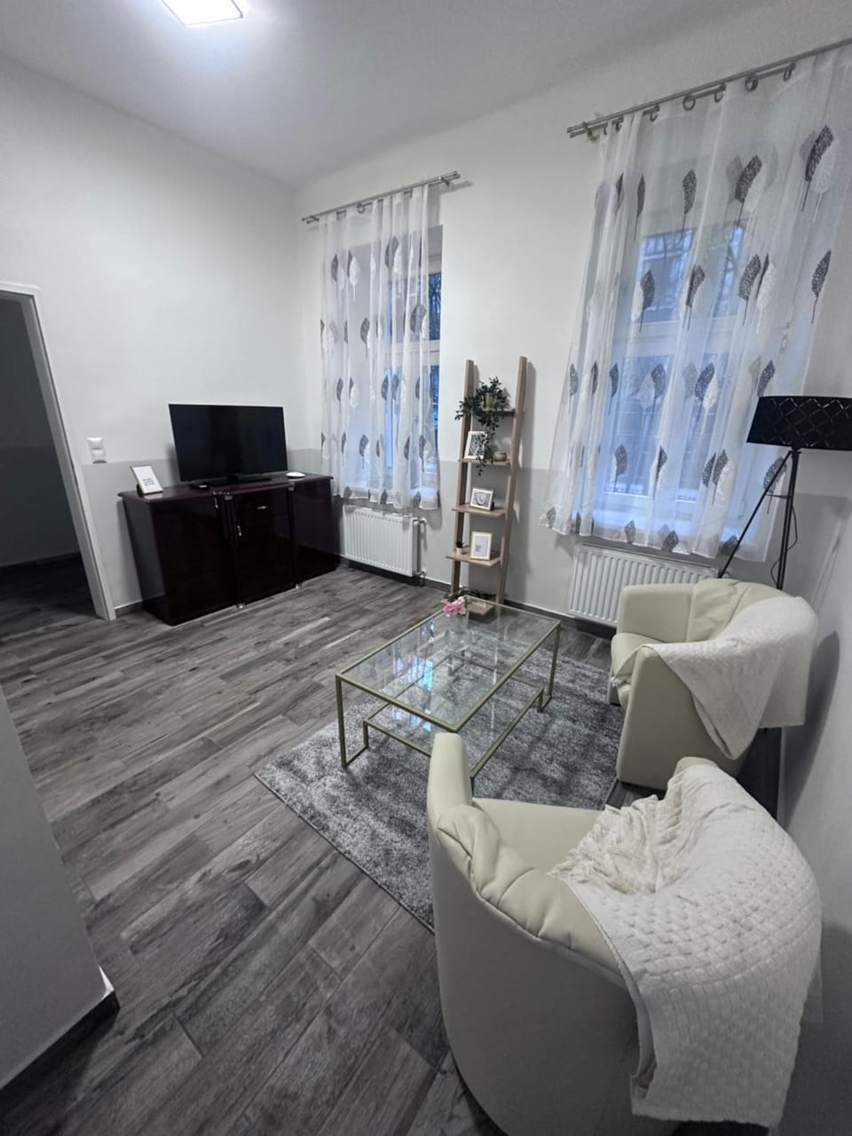 TV and multimedia, Living room, Photo of the whole room, Seating area, hair dresser