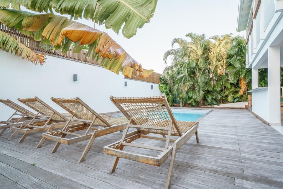 Swimming pool, sunbed