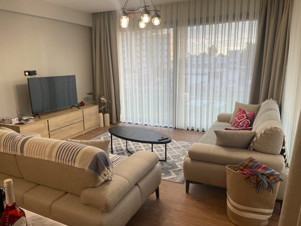 Communal lounge/ TV room, TV and multimedia, Living room, Seating area, Evening entertainment