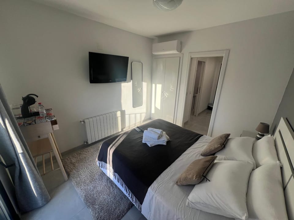Bed, TV and multimedia, Photo of the whole room, Seating area, Bedroom, towels