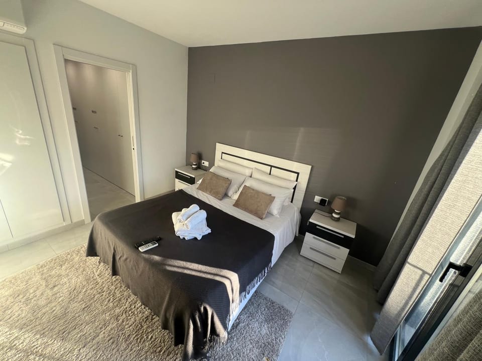 Bed, Photo of the whole room, Seating area, Bedroom, towels