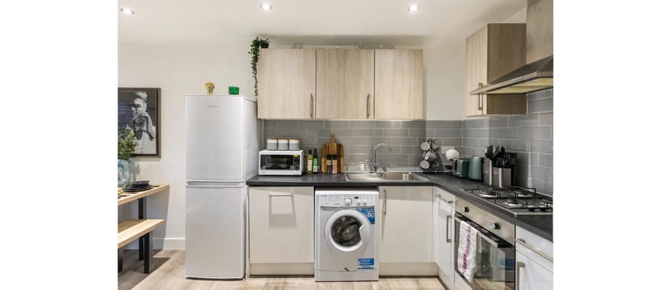 Coffee/tea facilities, Kitchen or kitchenette, oven, stove, toaster, washing machine