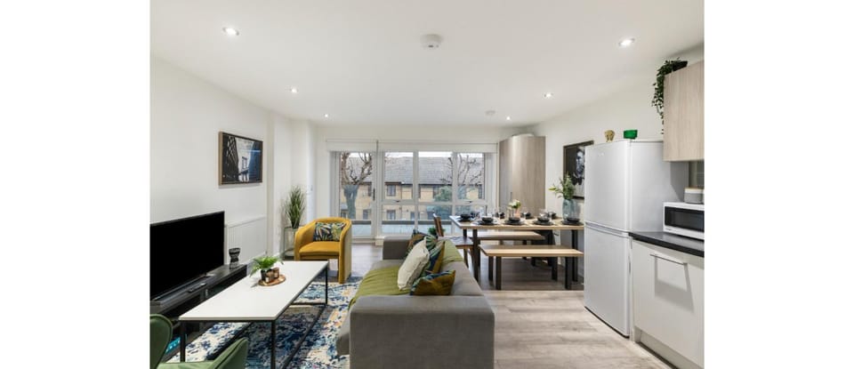 TV and multimedia, Kitchen or kitchenette, Living room, Seating area, Dining area