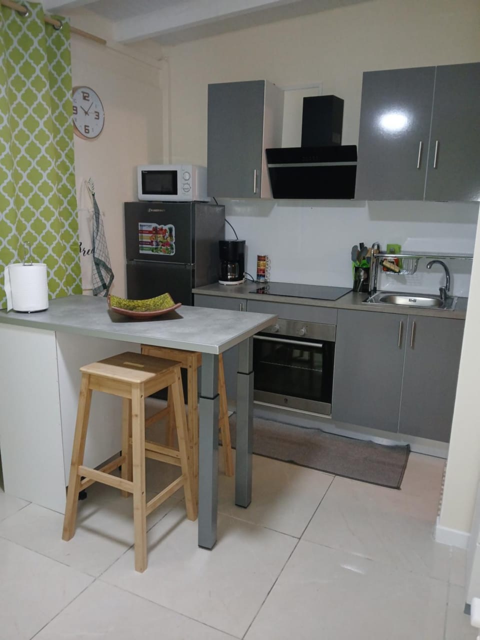 Coffee/tea facilities, Kitchen or kitchenette, Dining area, minibar, oven, stove, toaster