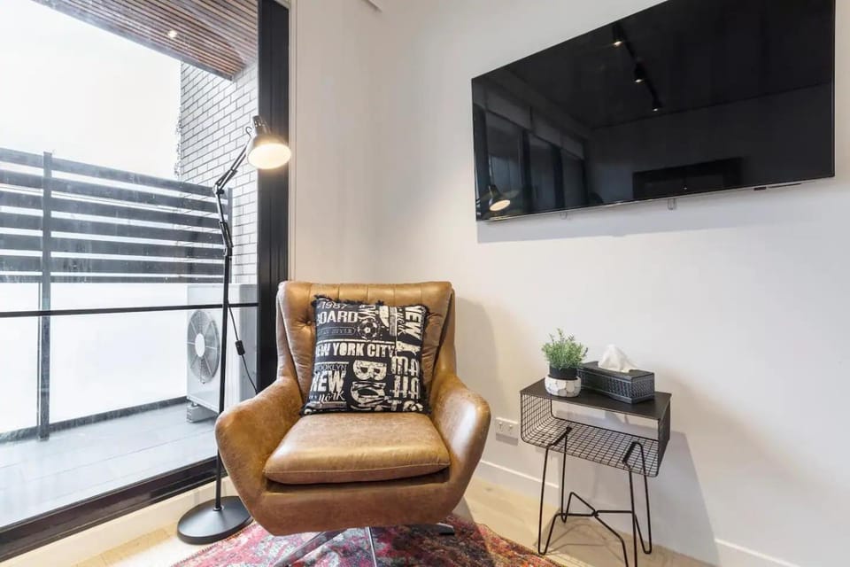 IndustrialStyle Pad in Cool Grungy Neighborhood Apartment in Melbourne