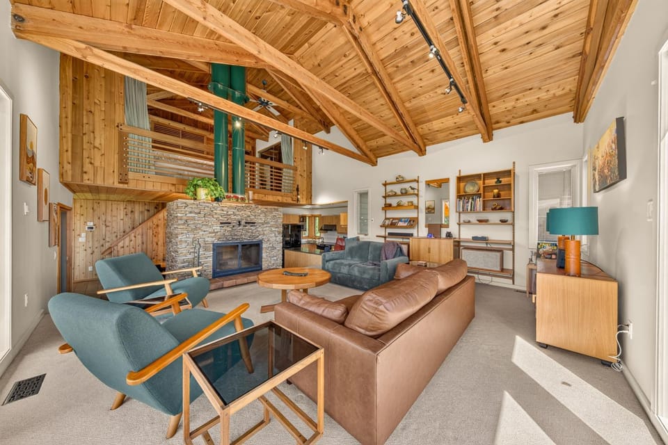 Cliff Cabin | Hot Tub | Spectacular Views Cabin in British Columbia