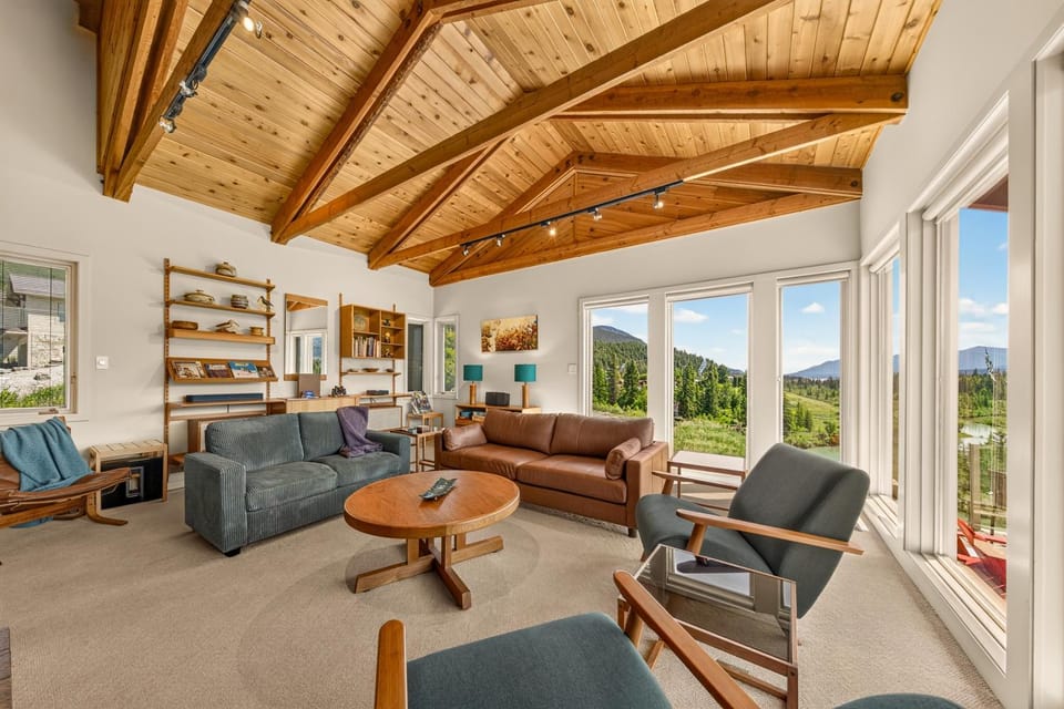 Cliff Cabin | Hot Tub | Spectacular Views Cabin in British Columbia