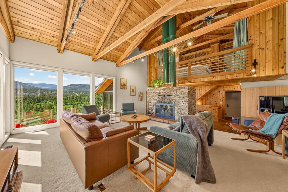 Cliff Cabin | Hot Tub | Spectacular Views Cabin in British Columbia