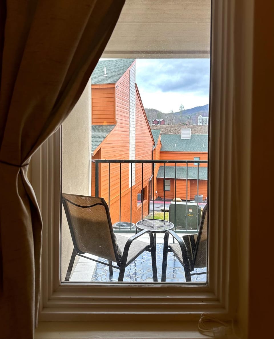 Smoky Hue by KABINO Walk to Downtown/ Anakeesta Shared Pool AC House in Gatlinburg