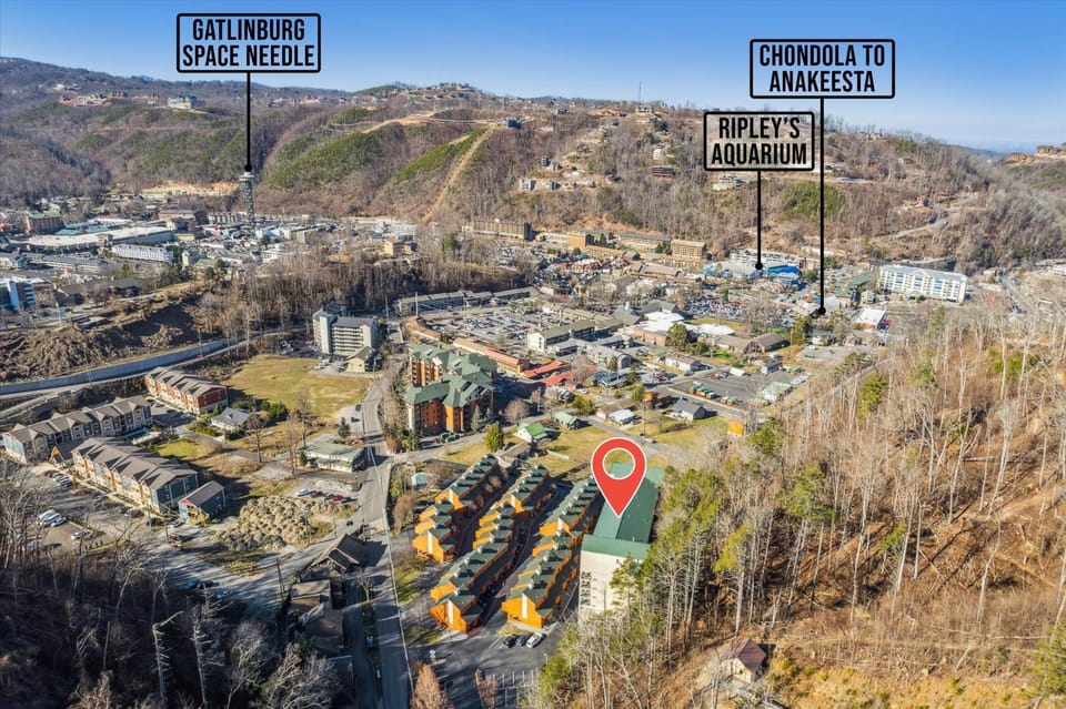 Smoky Hue by KABINO Walk to Downtown/ Anakeesta Shared Pool AC House in Gatlinburg