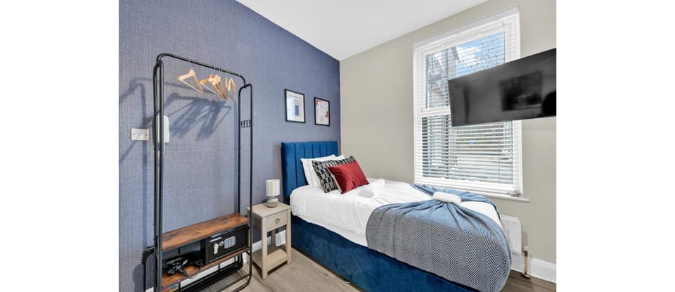 Bed, TV and multimedia, Bedroom
