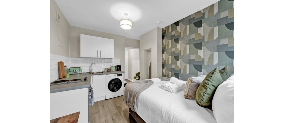 Bed, Kitchen or kitchenette, Bedroom, minibar, stove, towels, washing machine
