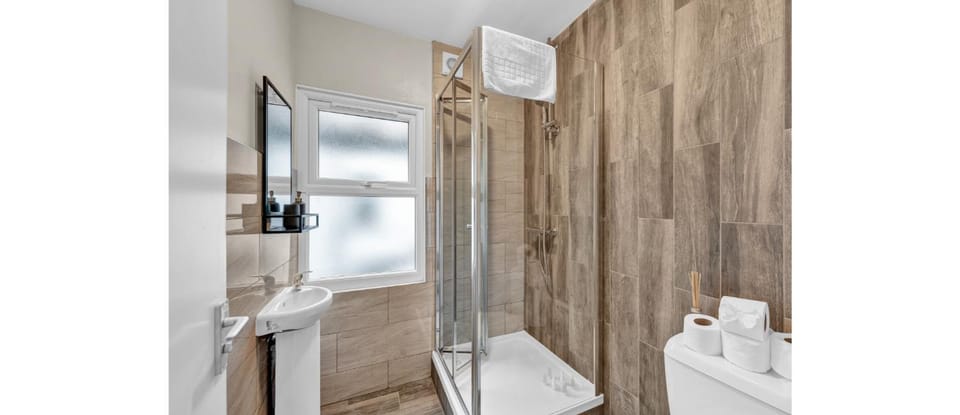 Shower, Toilet, Property building, Bathroom, towels