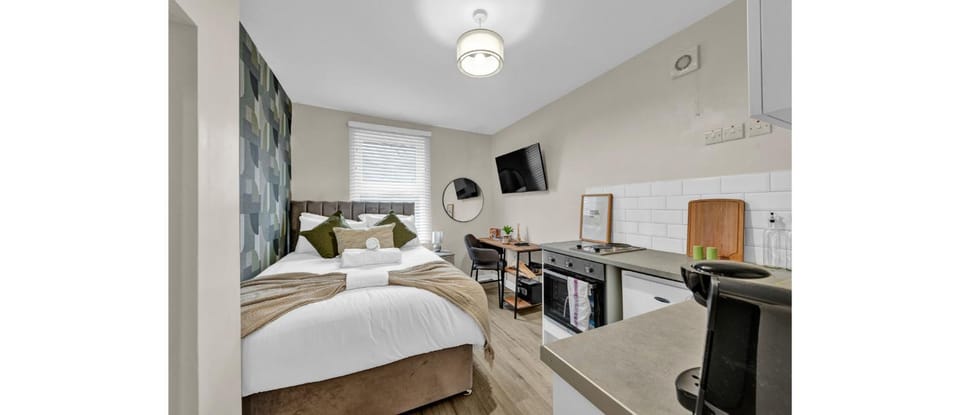 Bed, TV and multimedia, Kitchen or kitchenette, Bedroom, hair dresser, minibar