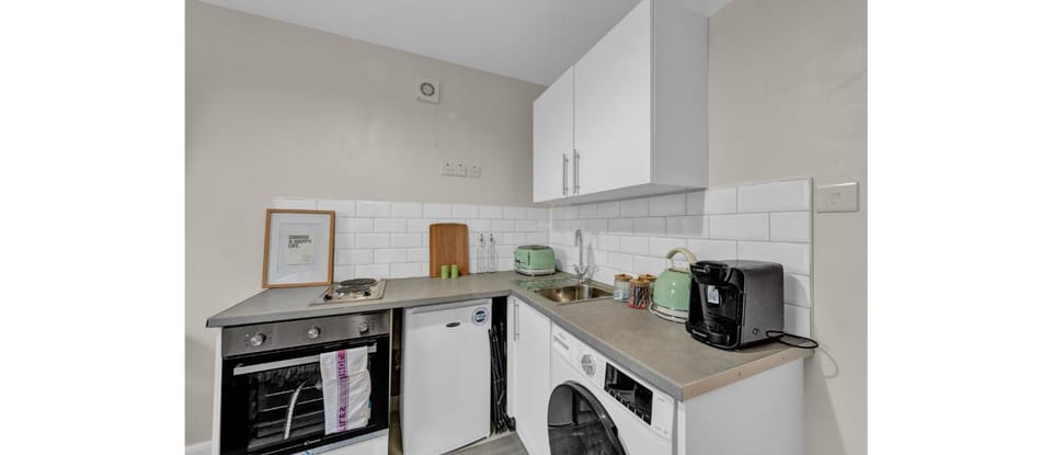 Coffee/tea facilities, Kitchen or kitchenette, minibar, oven, stove, toaster, washing machine