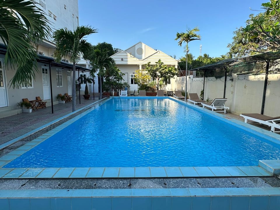 Property building, Swimming pool, sunbed