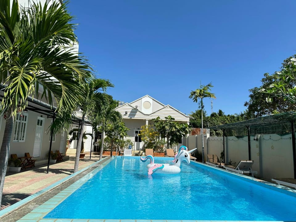 Day, Swimming pool, sunbed