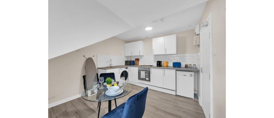 Kitchen or kitchenette, Dining area, minibar, oven, stove, toaster, washing machine