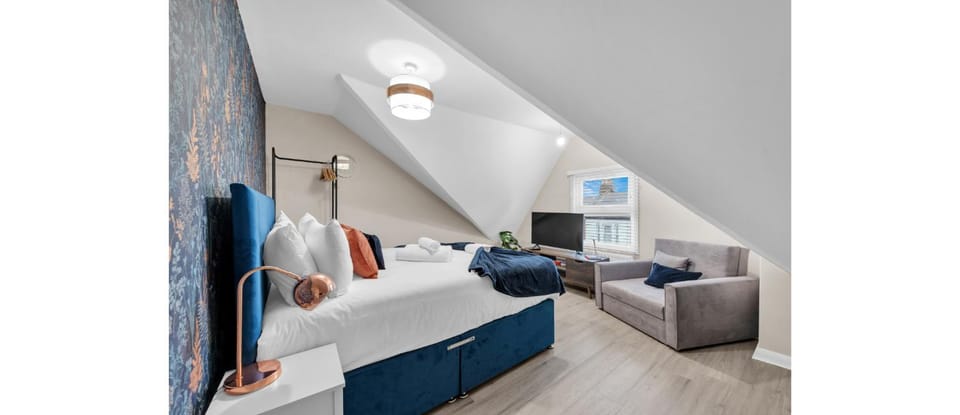 Bed, TV and multimedia, Living room, Seating area, Bedroom