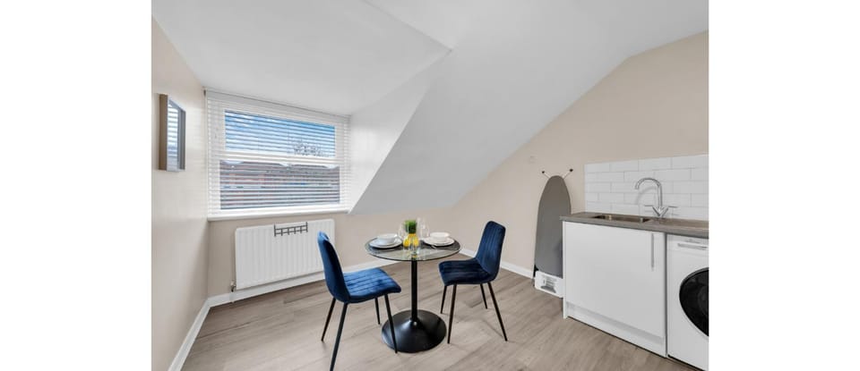 Kitchen or kitchenette, Living room, Seating area, Dining area
