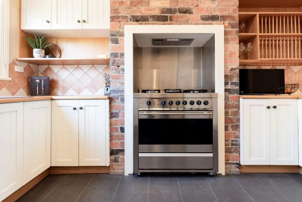 Gorgeous on Galvin: Close to Town Yet A Mile Away House in Launceston