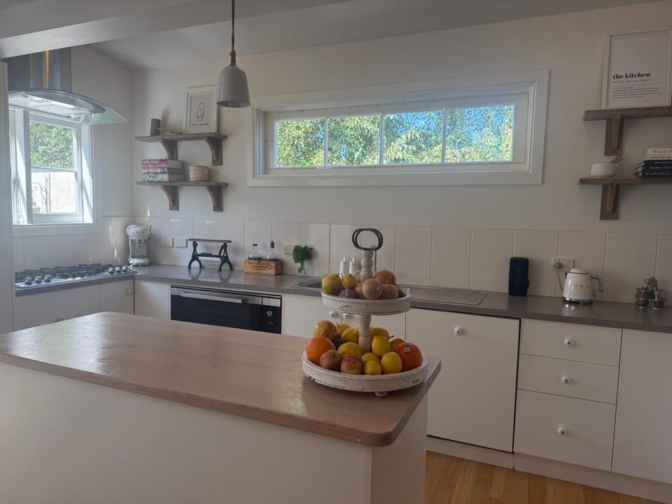 Writer's Cottage, luxurious oasis in the heart of North Hobart House in Hobart