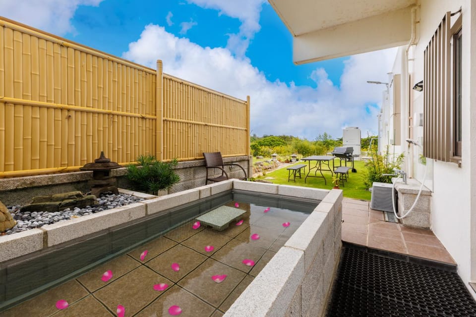 BBQ カラオケ ビリヤード 卓球も可能な露天風呂付き最大12名の一棟貸し KOEI HOUSE in KANNA House in Okinawa Prefecture