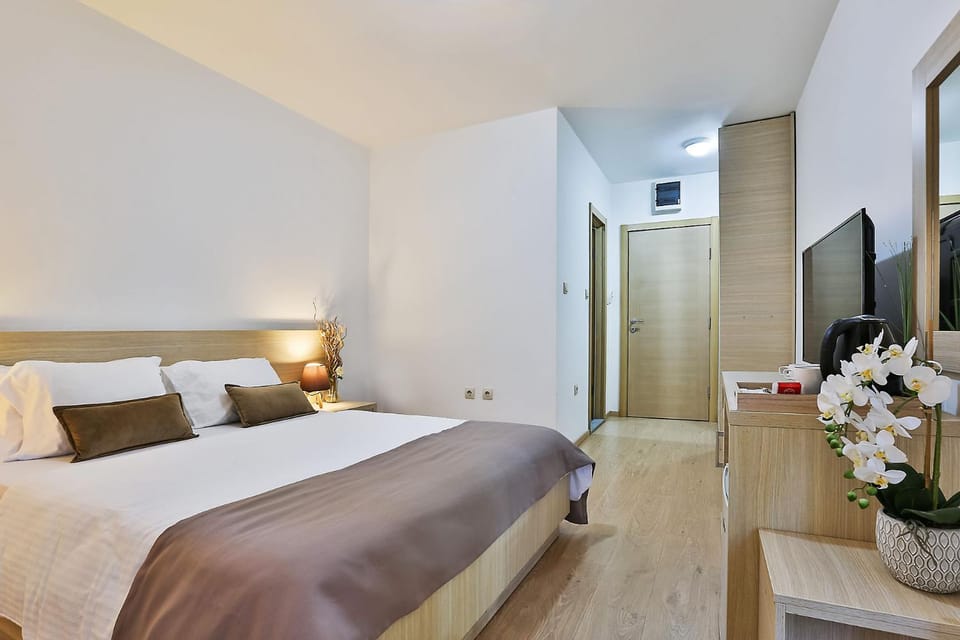 Bed, TV and multimedia, Photo of the whole room, Bedroom, wardrobe