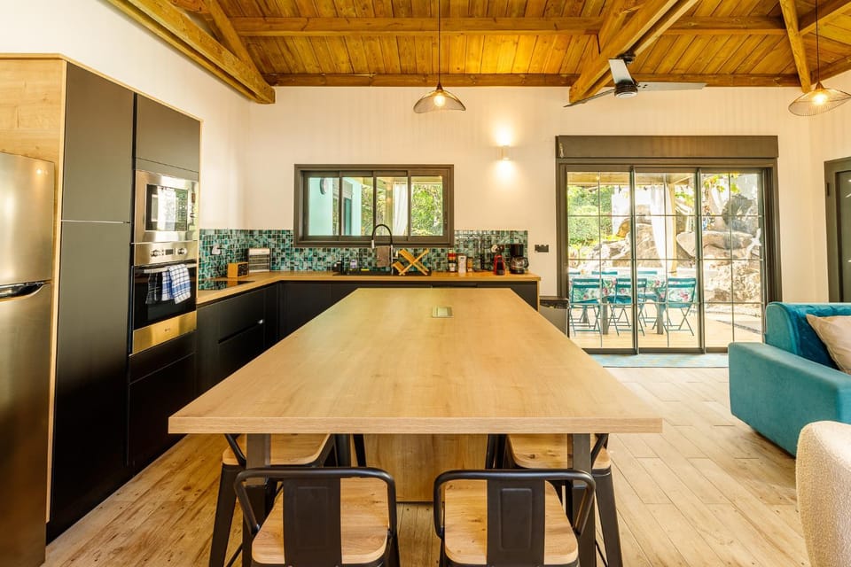 Kitchen or kitchenette, Seating area, Dining area