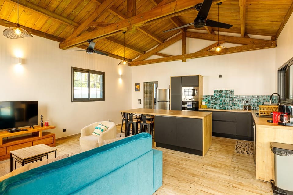 TV and multimedia, Coffee/tea facilities, Kitchen or kitchenette, Living room, Seating area, Dining area, oven, stove