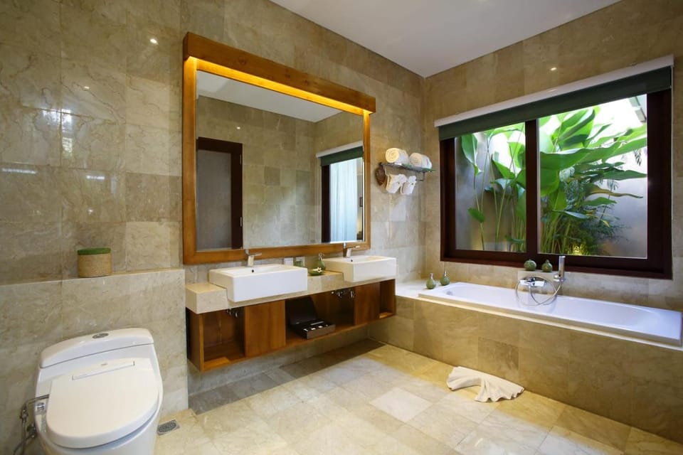 Toilet, Hot Tub