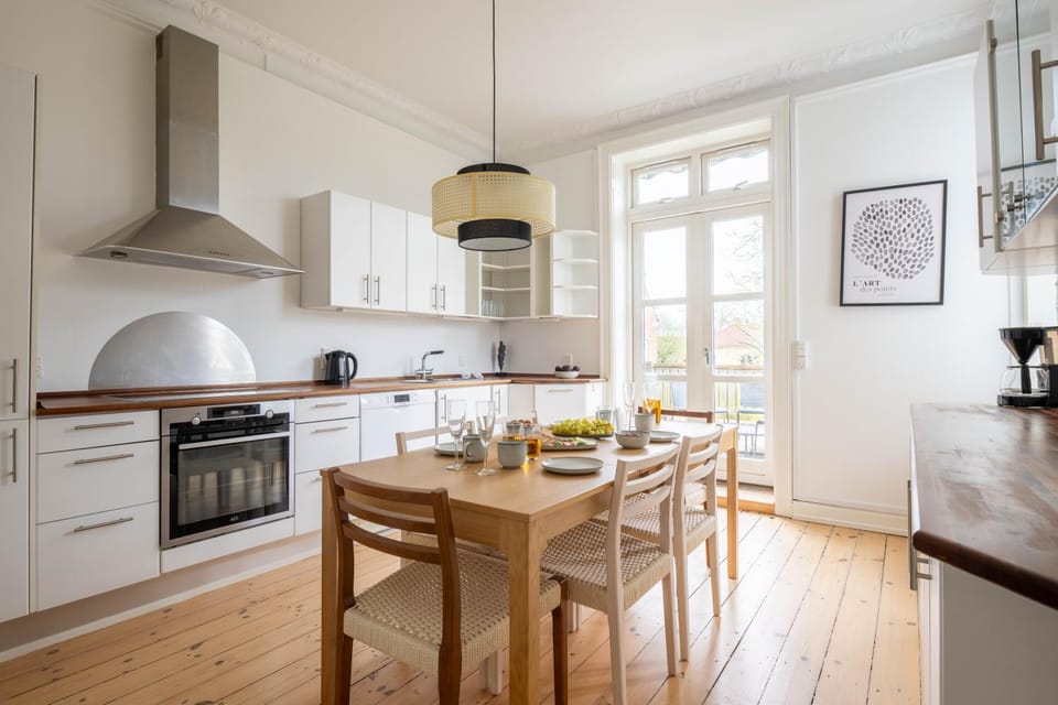 Kitchen or kitchenette, Dining area, oven