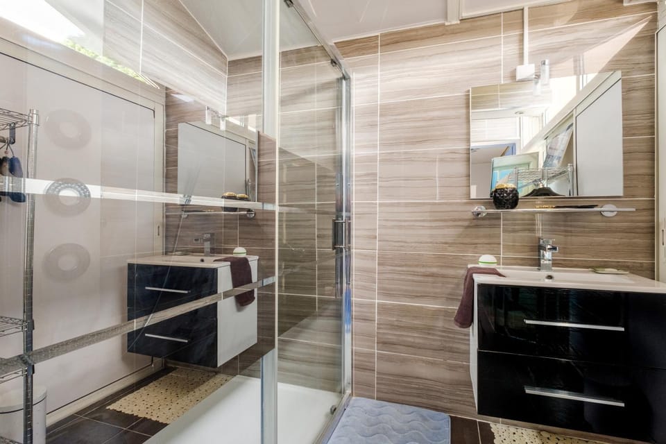 Bathroom, Living room