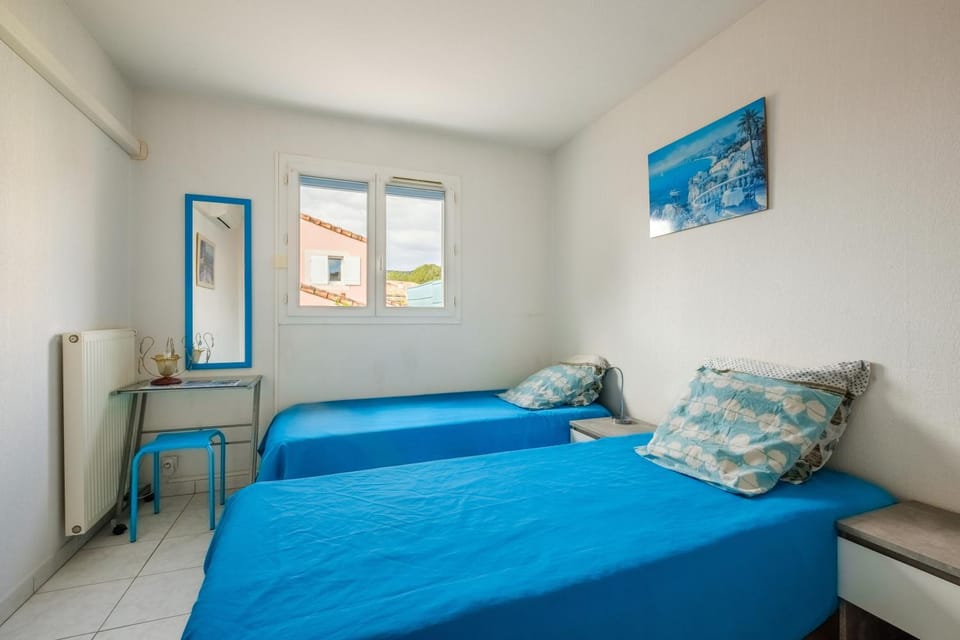 Property building, Living room, Bedroom