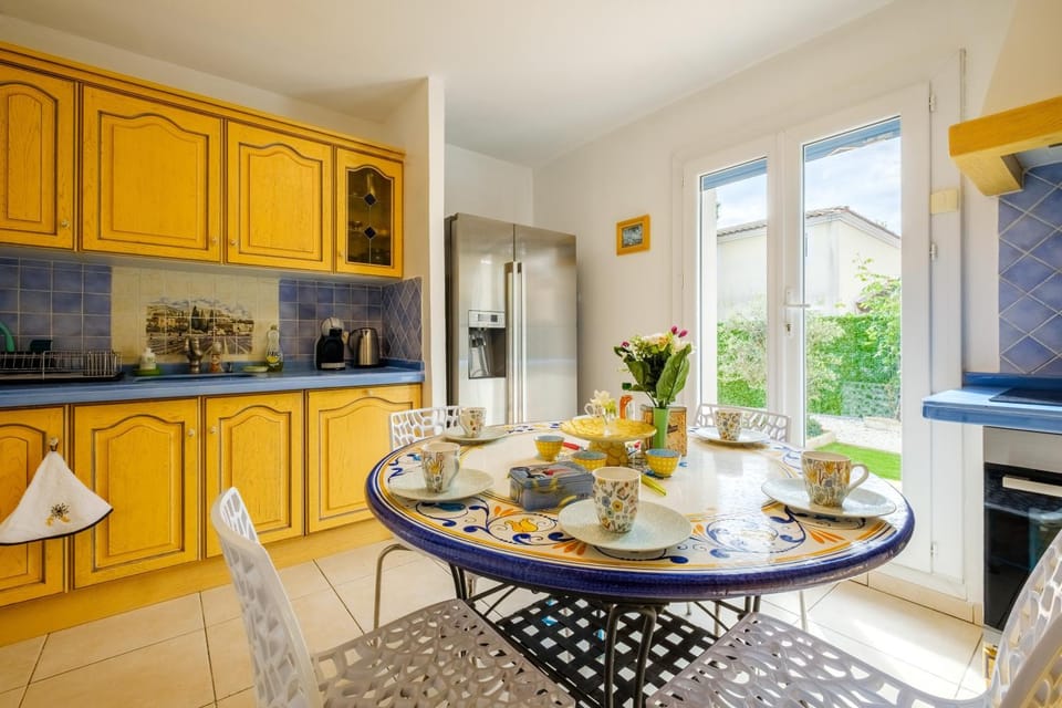 Property building, Kitchen or kitchenette, Living room