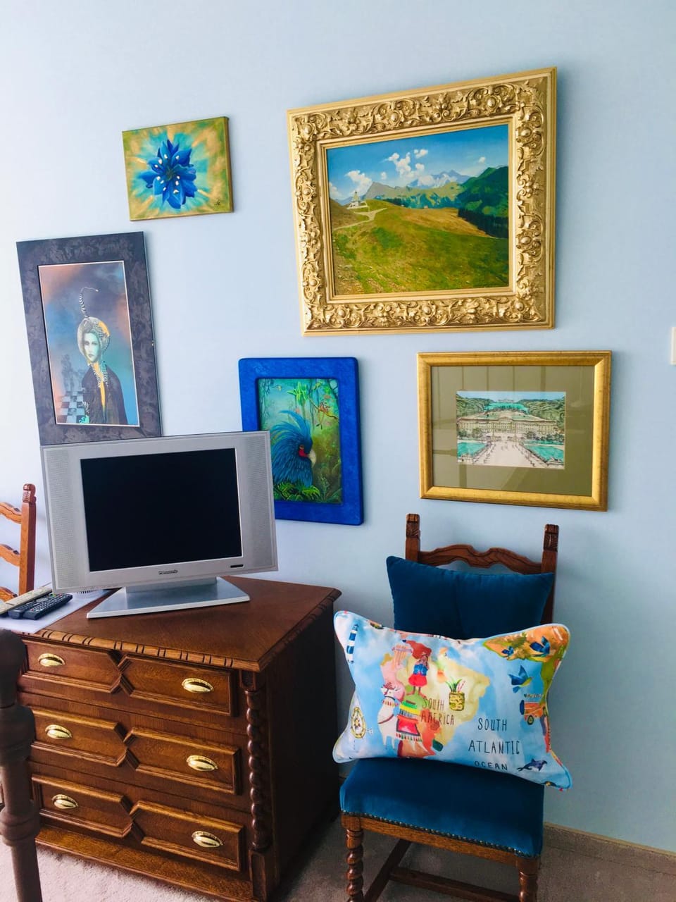 Communal lounge/ TV room, TV and multimedia, Living room, Decorative detail, Evening entertainment, Bedroom