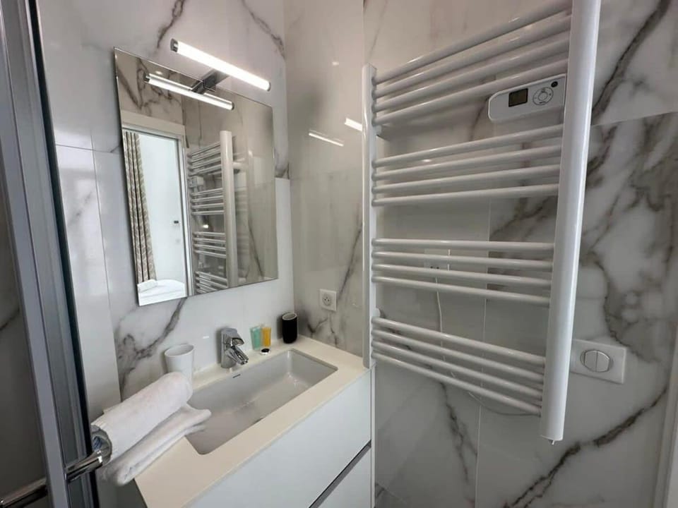 Shower, Bathroom, towels